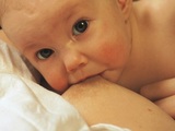 Thumb bebe olhando direto para a camera enquanto amamenta thinkstock 000000000000568d